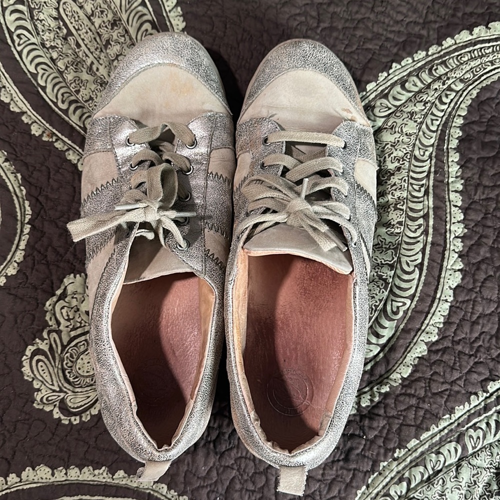 Nuture by Lamaze Gold Sneaker Sz 11